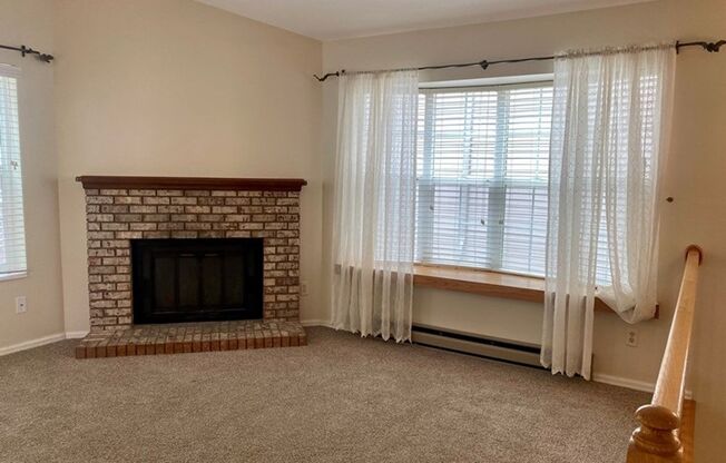 Light & Bright End Unit Townhouse!