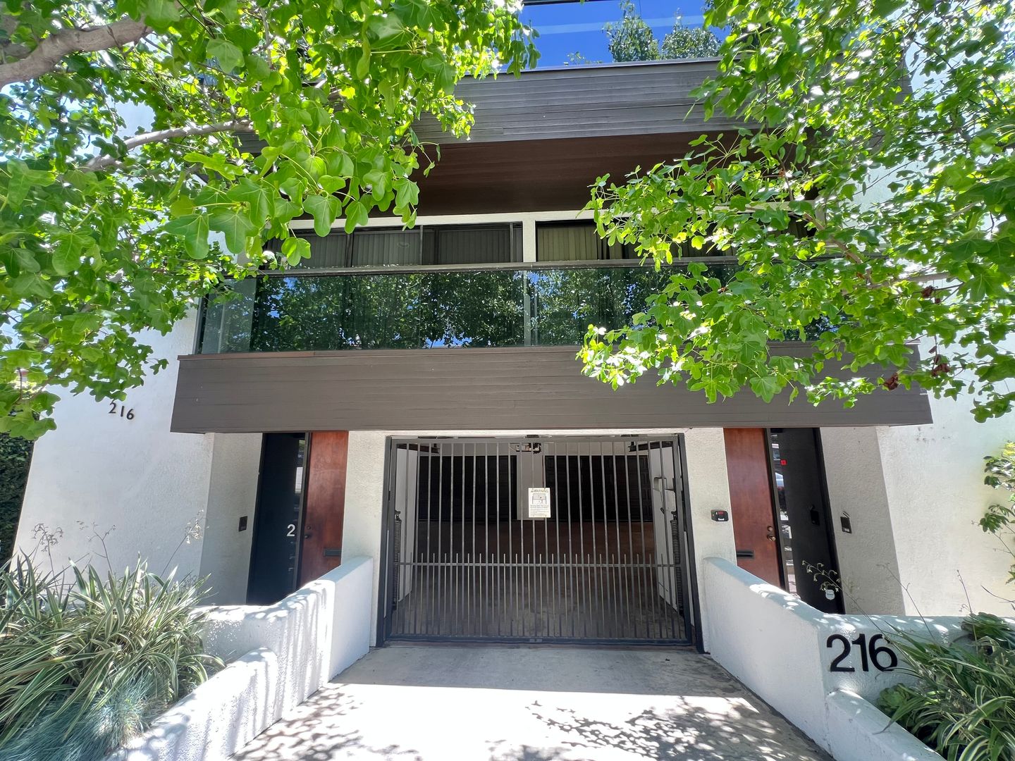 Modern 3-Level Belmont Heights Townhome Steps from 2nd Street