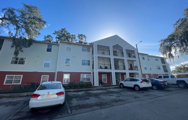 Beautiful condo conveniently located right on the edge of UF campus with community pool