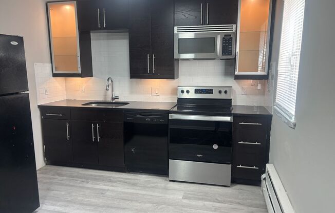 2 beds, 1 bath, 690 sqft, $1,500, Unit B1