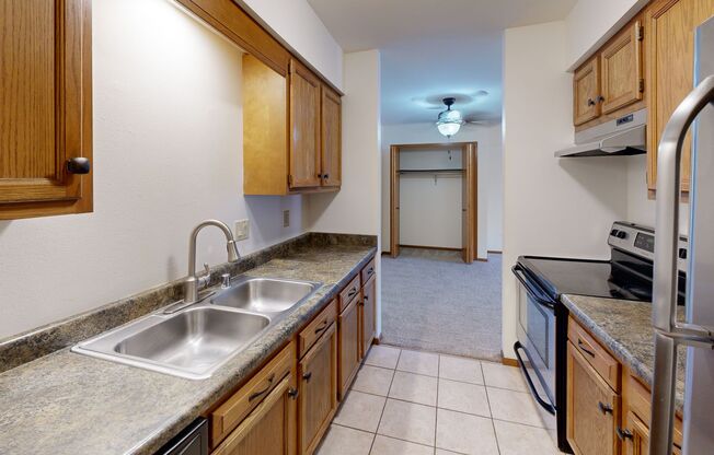 2 beds, 1 bath, 980 sqft, $1,675, Unit 7766RD