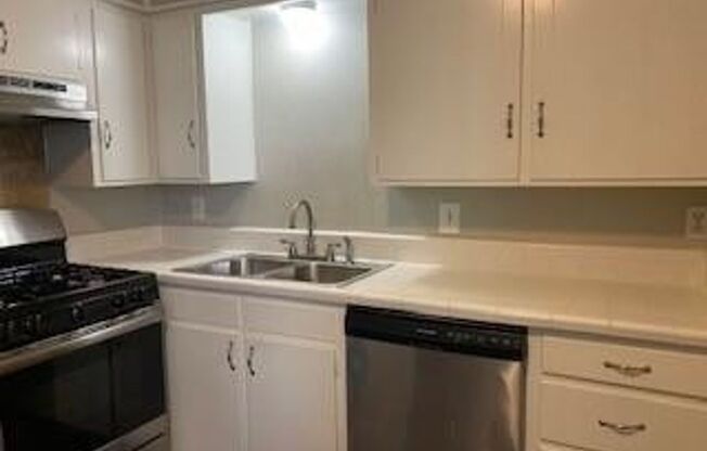 2 beds, 1 bath, 720 sqft, $1,050, Unit Unit 6