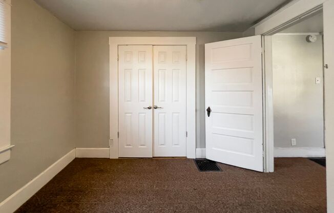 3 beds, 1 bath, 962 sqft, $950