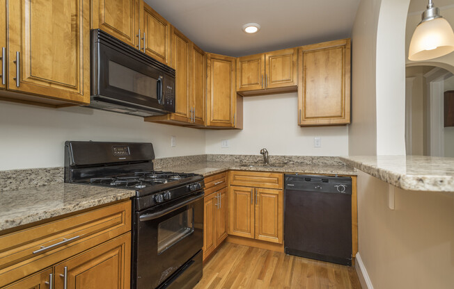 2 beds, 1 bath, 815 sqft, $3,400, Unit 32