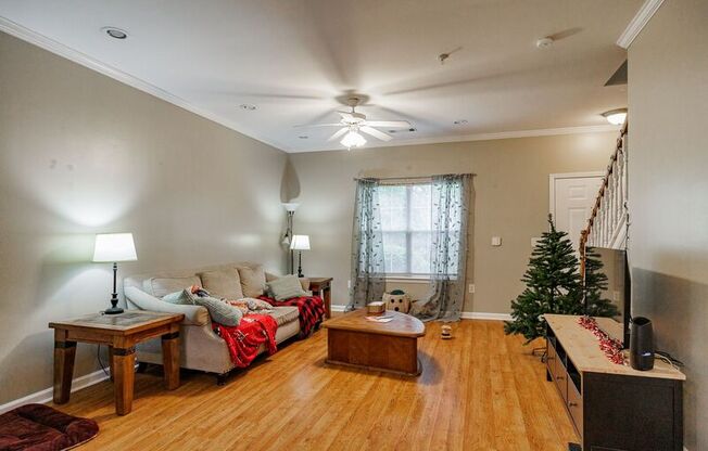 205 Woodstone Dr #16