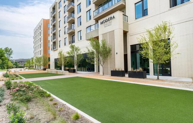 Green spaces at Modera Trailhead offer a refreshing outdoor retreat, perfect for casual gatherings and open-air relaxation in Dallas.