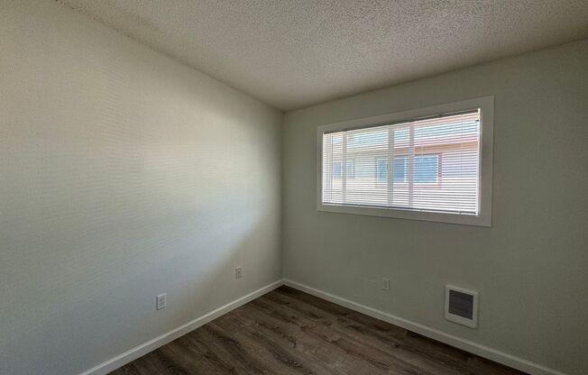 2 beds, 1 bath, 682 sqft, $1,300, Unit 35