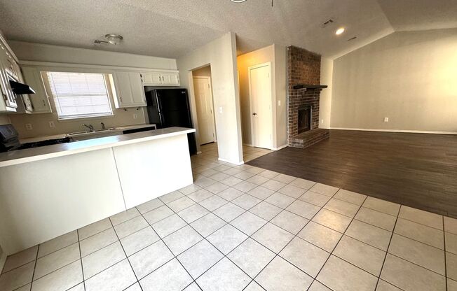 Adorable 3 bedroom 2 bathroom Duplex!