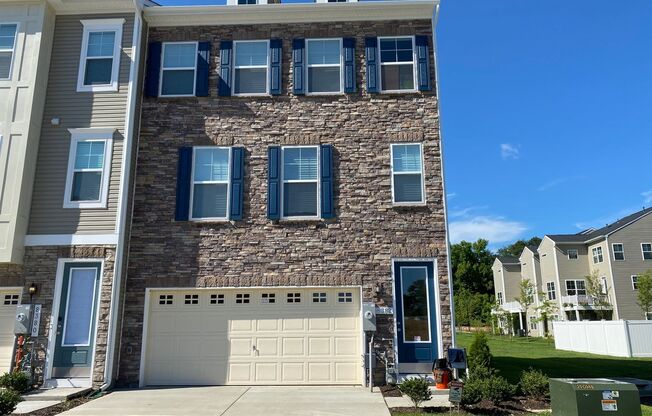 Luxurious 3 BR/2 Full BA & 2 Half BA EOG Townhome in Millersville!