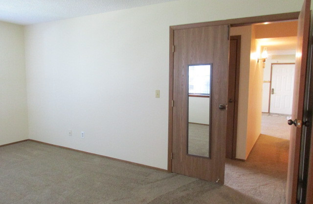 2 beds, 2 baths, 1,020 sqft, $1,900, Unit 921 S Zeno Way