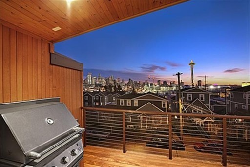 Stunning 2 Bed, 2 Bath Townhouse with Breathtaking Views! Steps away vibrant shops, restaurants, and the Seattle Center!