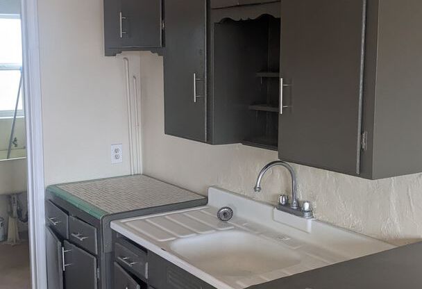 1 bed, 1 bath, 600 sqft, $825, Unit 4