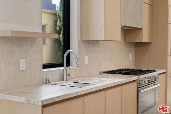 426 1/2 ARNAZ DR