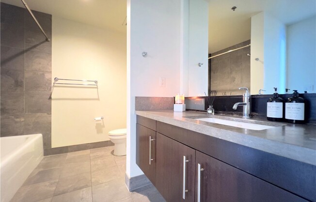 1 bed, 1 bath, 990 sqft, $3,200, Unit 606
