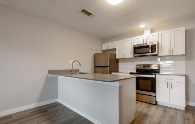 Studio, 1 bath, 400 sqft, $890, Unit 1800-115