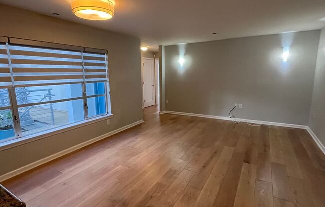 Beautiful 2BR/1BA with Large Private Patio, Parking & Shared Rooftop Deck in Marina