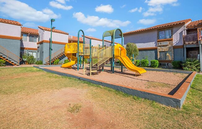 2 beds, 1 bath, 720 sqft, $1,175, Unit 10-2098