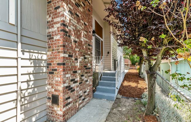 Fully Renovated 3BD Upper Duplex with Garage & Garden in West Seattle