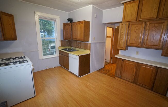 8 beds, 2 baths, $5,200, Unit 502