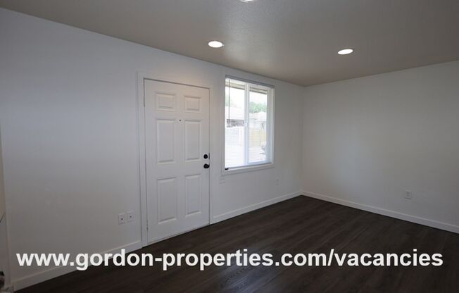 SE Arista Dr - 2 bedroom unit in the heart of Oak Grove