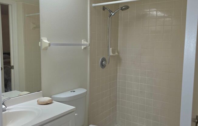 2-Bedroom Townhome with Private Courtyard and Screened Porch