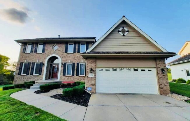 Large Home in Papillion For Rent!