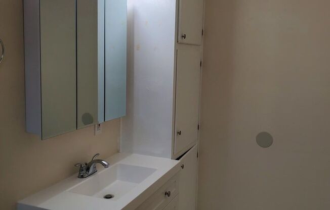 1 bed, 1 bath, 765 sqft, $800, Unit Apartment B