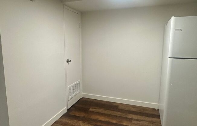 2 beds, 1 bath, 905 sqft, $1,300, Unit 5490-B