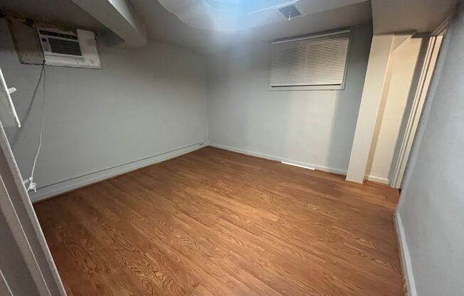 2 beds, 1 bath, $800, Unit 5