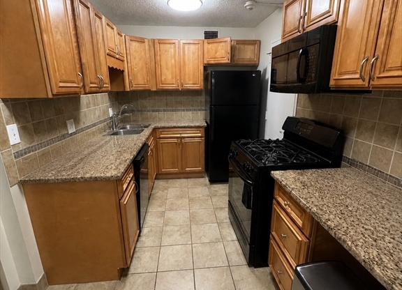 2 beds, 2 baths, 1,300 sqft, $4,000, Unit 1005
