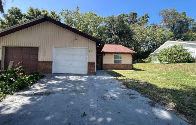 Charming 2-Bedroom, 2-Bathroom Home in a Tranquil Leesburg Community with Open Garage and Versatile Living Spaces! WASHER AND DRYER INCLUDED!