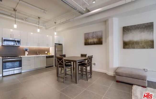 2 beds, 1 bath, 1,100 sqft, $3,100, Unit 306