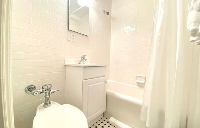 Studio, 1 bath, 300 sqft, $825, Unit 403