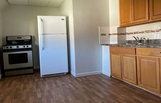 2 beds, 1 bath, 900 sqft, $1,095