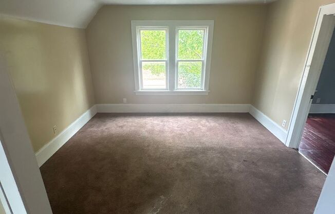 2 beds, 1 bath, $1,350, Unit 5912 Beloit Rd