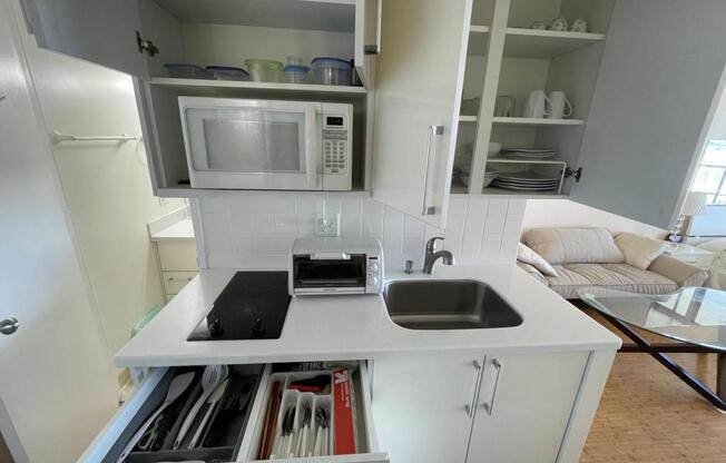 1 bed, 1 bath, 420 sqft, $2,080