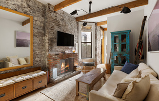 221 W 21 ST