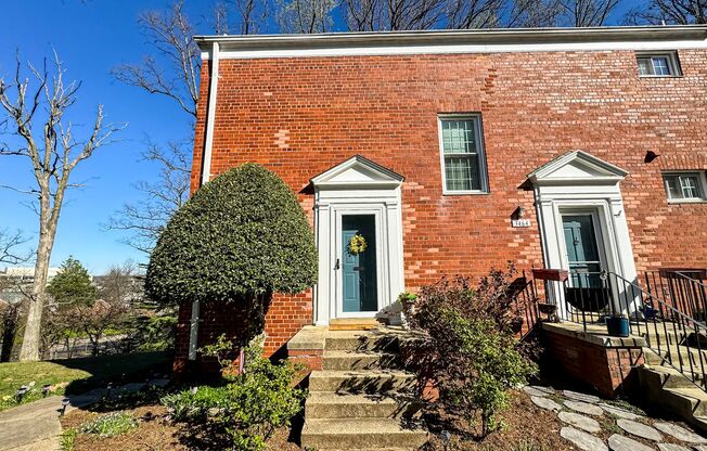 Charming 1 Bed 1 Bath End Unit Condo In Amenity-Filled Parkfairfax