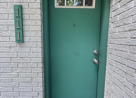 305 E CROSLIN ST