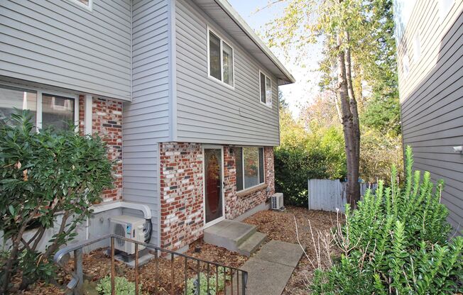 MOVE-IN SPECIAL!*** Fully Remodeled Townhome 4 Mins from Multnomah Village