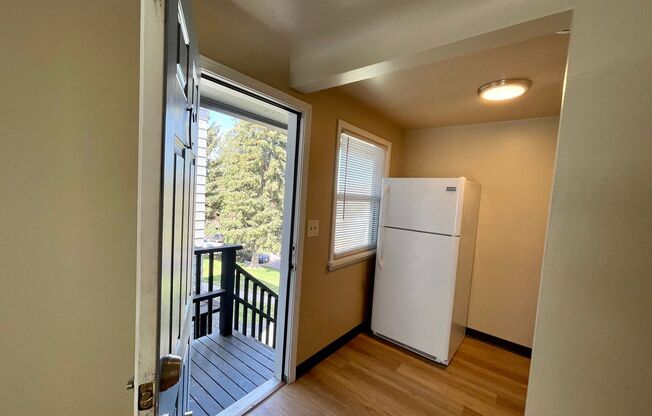 GREAT LOWER SOUTH HILL LOCATION , CLOSE TO HUCKLEBERRY MARKET