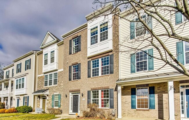 3 bedroom, 2.5 bath Luxury Townhome in Market Square Subdivision!