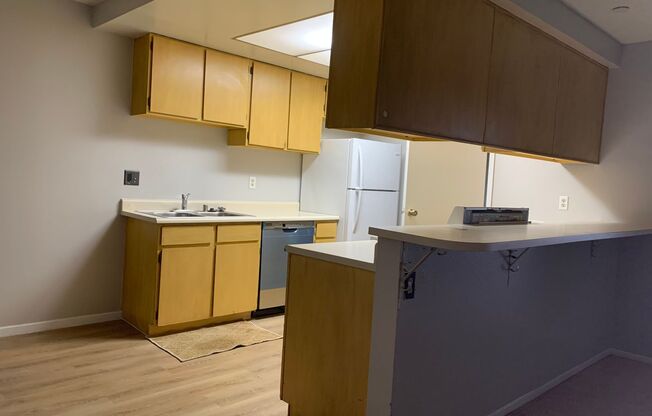 Community Pool and Spa. 2 Story, 2 Bedrooms, All Bedroom upstairs. New remodel kitchen with white cabinets, new sink and faucet, granite countertops, new bathroom granite countertops, new sinks and new faucets. Luxury Vinyl Plank flooring. Easy exit to Th