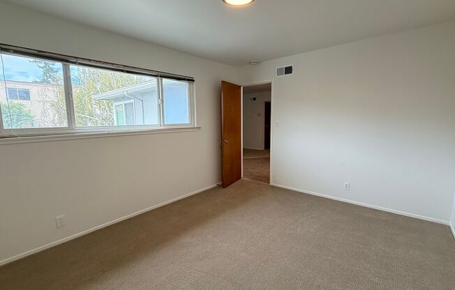 3 beds, 1 bath, $2,900, Unit 2053 Central Ave G (LO)