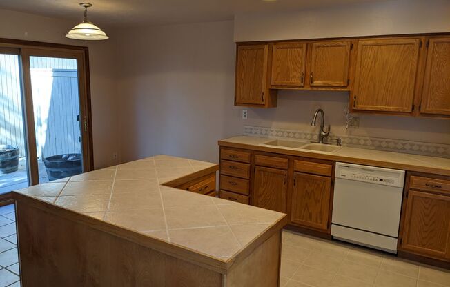 Stunning Golden Townhouse On Top of The World!