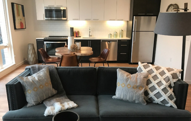 1 bed, 1 bath, 664 sqft, $1,595, Unit 433