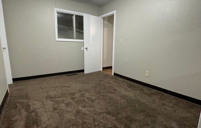 2 beds, 1 bath, 882 sqft, $700, Unit #17