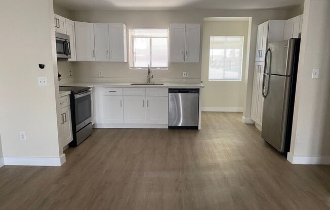 Fully Remodeled! 2 bed 2 bath Town-home in Central Phoenix!! Gated Community with Pool!