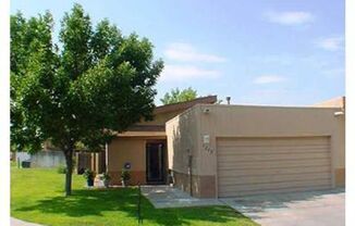 Far NE Heights Townhome with Community Amenities