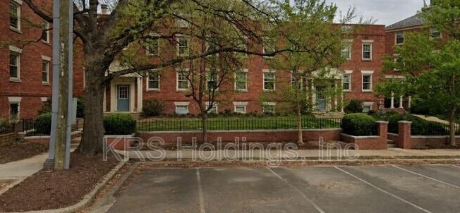 1305 E ABINGDON DR